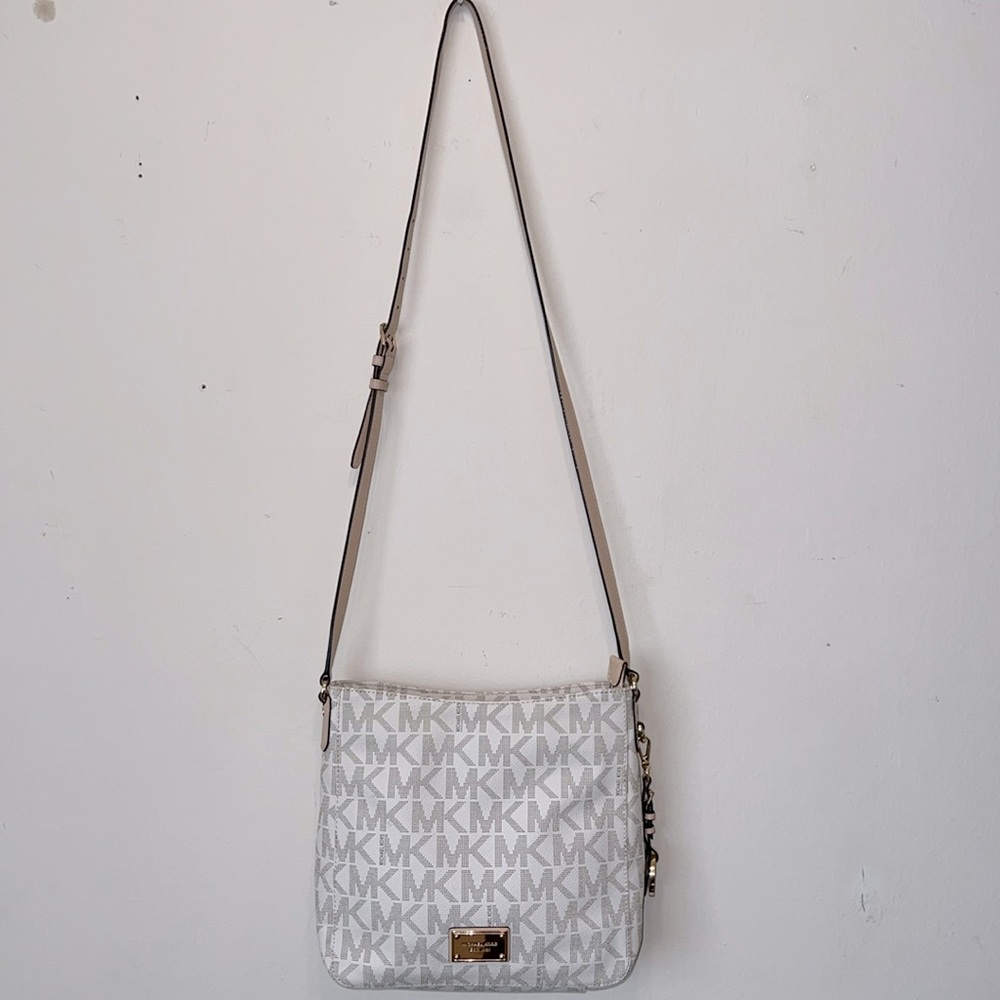Michael Kors Jet Set Messenger Crossbody Bag in Cream - Picture 3 of 16